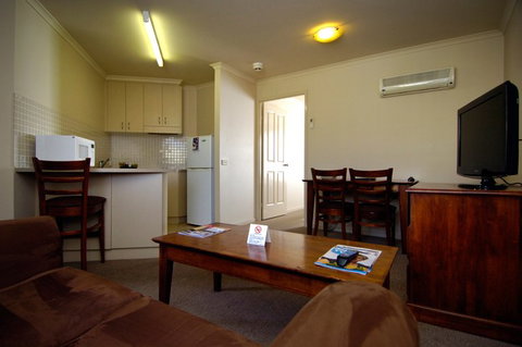 Parklands Apartments Dickson - Lightning Ridge Tourism 2