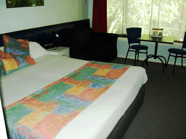 Poinciana Motel - Lightning Ridge Tourism