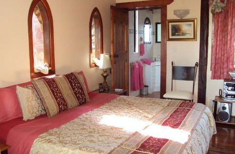 Castle On The Hill Bed And Breakfast - Lightning Ridge Tourism 4