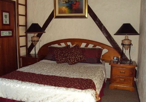 Castle On The Hill Bed And Breakfast - Lightning Ridge Tourism 5