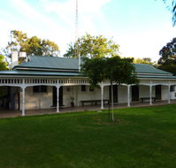 Lake Victoria Station Lodge - Lightning Ridge Tourism