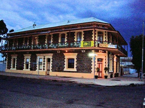 Duke Of Cornwall Inn - Lightning Ridge Tourism 4