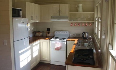 Book Barn Cottage - Lightning Ridge Tourism 4