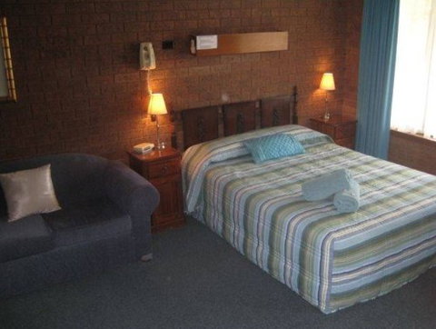 Greenacres Motel - Lightning Ridge Tourism 1