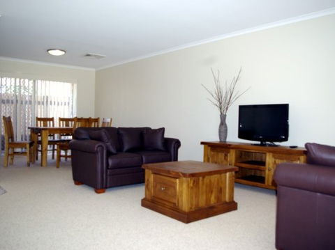 Fairways Bed And Breakfast At Jerilderie - Lightning Ridge Tourism 2
