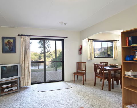 Talmalmo Cottage - Lightning Ridge Tourism 1