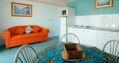 Allamanda Retreat - The Entrance - Lightning Ridge Tourism 2