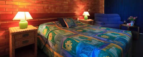 Shelly Beach Motel - Lightning Ridge Tourism 0