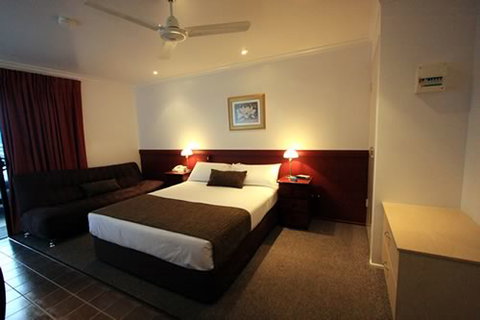 Xenia Central Studio Accommodation - Lightning Ridge Tourism 1