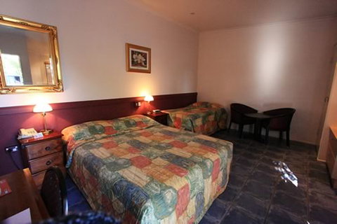 Xenia Central Studio Accommodation - Lightning Ridge Tourism 2