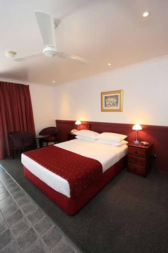 Xenia Central Studio Accommodation - Lightning Ridge Tourism 3