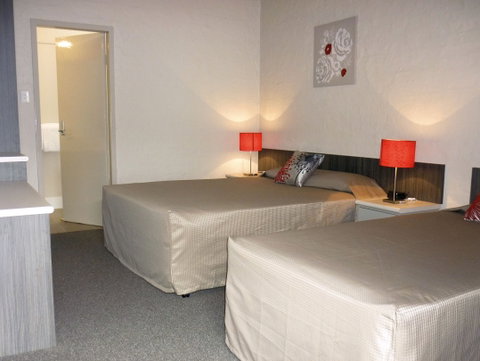 Everton Park Hotel - Lightning Ridge Tourism 1