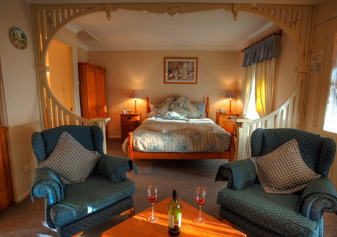 Honeysuckle Cottages And The Rocks Restaurant - Lightning Ridge Tourism 0