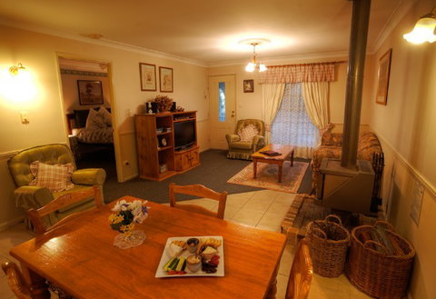 Honeysuckle Cottages And The Rocks Restaurant - Lightning Ridge Tourism 2