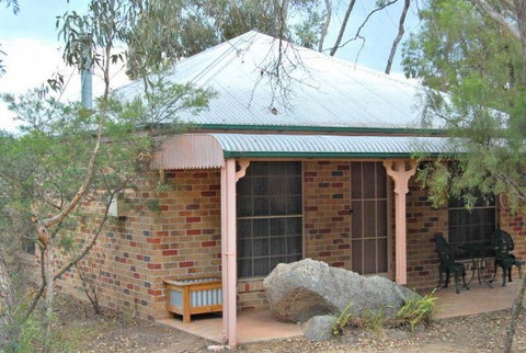 Honeysuckle Cottages And The Rocks Restaurant - Lightning Ridge Tourism 3