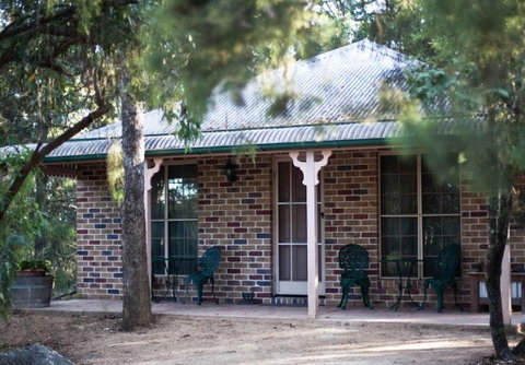 Honeysuckle Cottages And The Rocks Restaurant - Lightning Ridge Tourism 4