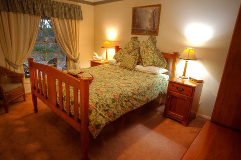 Honeysuckle Cottages And The Rocks Restaurant - Lightning Ridge Tourism 5