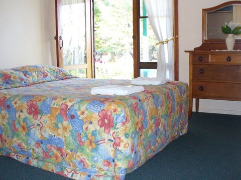 Bonaways - Lightning Ridge Tourism 1