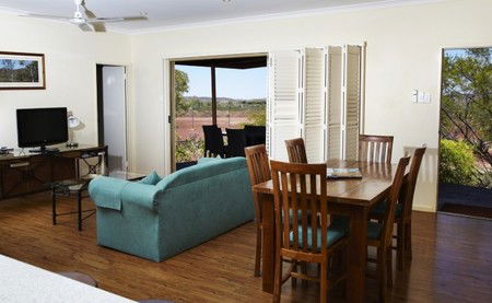 Kimberley Hotel - Lightning Ridge Tourism 4