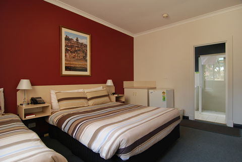 Hotel Dolma - Lightning Ridge Tourism 3