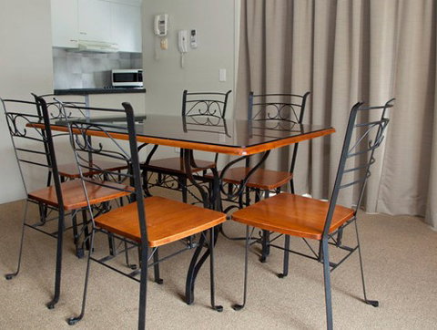 Ambassador Apartments Holiday Units - Lightning Ridge Tourism 1