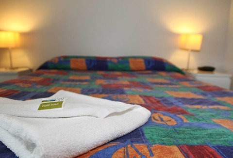 Ambassador Apartments Holiday Units - Lightning Ridge Tourism 3