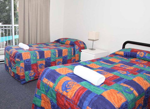 Ambassador Apartments Holiday Units - Lightning Ridge Tourism 4