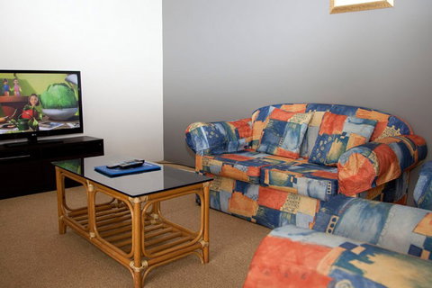 Ambassador Apartments Holiday Units - Lightning Ridge Tourism 5