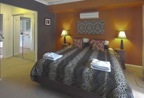 Avon Lodge Bribie Island - Lightning Ridge Tourism 1