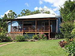Blue House Family Accommodation - Lightning Ridge Tourism 0