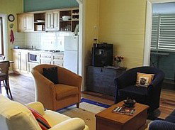 Blue House Family Accommodation - Lightning Ridge Tourism 5