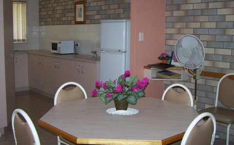 Cedar Lodge Holiday Units - Lightning Ridge Tourism 2