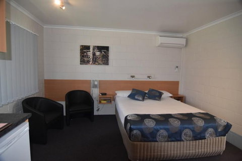 Billabong Motor Inn - Lightning Ridge Tourism 11