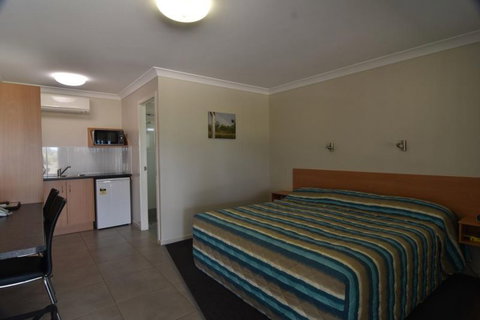 Billabong Motor Inn - Lightning Ridge Tourism 14