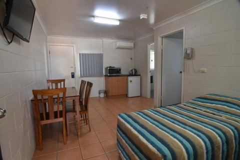 Billabong Motor Inn - Lightning Ridge Tourism 16