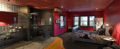 Oakdene Vineyards Guesthouse - Lightning Ridge Tourism 0