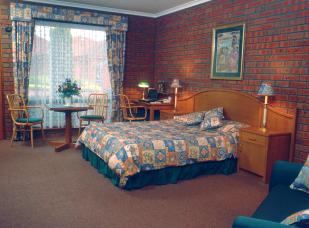 Sovereign Park Motor Inn - Lightning Ridge Tourism 0