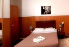 Holiday Lodge - Lightning Ridge Tourism
