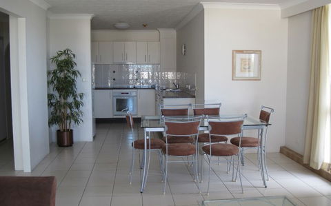 Beach Palms Holiday Apartments - Lightning Ridge Tourism 4