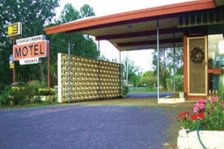 The Castle Creek Motel - Lightning Ridge Tourism 1