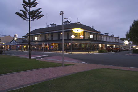 Grand Tasman Hotel - Lightning Ridge Tourism 0