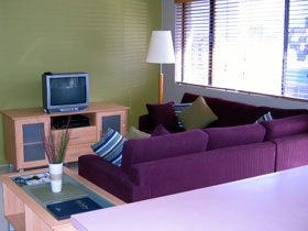 Beachside Court - Lightning Ridge Tourism 1