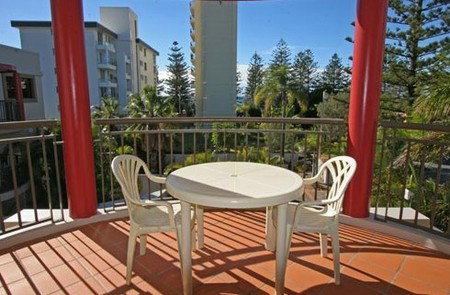 Burleigh On The Beach - Lightning Ridge Tourism 2