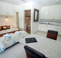 Coral Point Lodge - Lightning Ridge Tourism