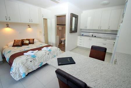 Coral Point Lodge - Lightning Ridge Tourism 0