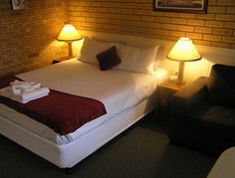Blue Violet Motor Inn - Lightning Ridge Tourism 3