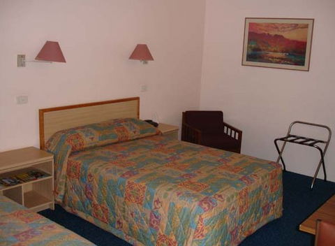Poinciana Inn - Lightning Ridge Tourism 1