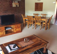 Cleveland Visitor Villas Motel  Shailer Park Garden Villas - Lightning Ridge Tourism