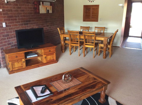 Cleveland Visitor Villas Motel & Shailer Park Garden Villas - Lightning Ridge Tourism 0