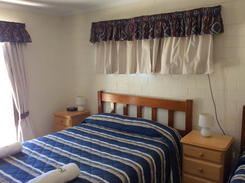 Cleveland Visitor Villas Motel & Shailer Park Garden Villas - Lightning Ridge Tourism 4